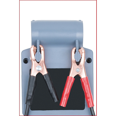 Nahaufnahme von Überbrückungsklemmen mit roter und schwarzer Isolierung.